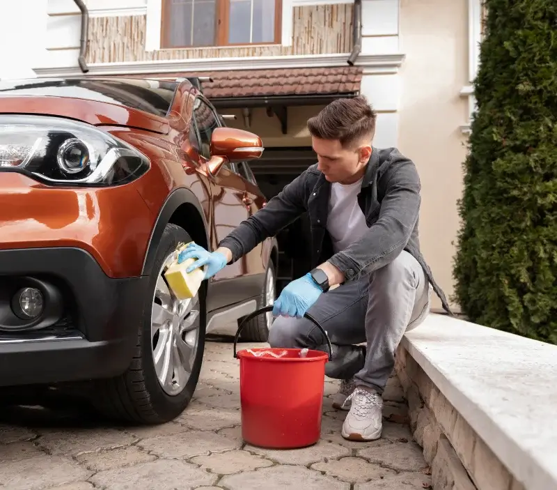 Lavage auto à domicile Perrex : professionnel intervenant sur un véhicule